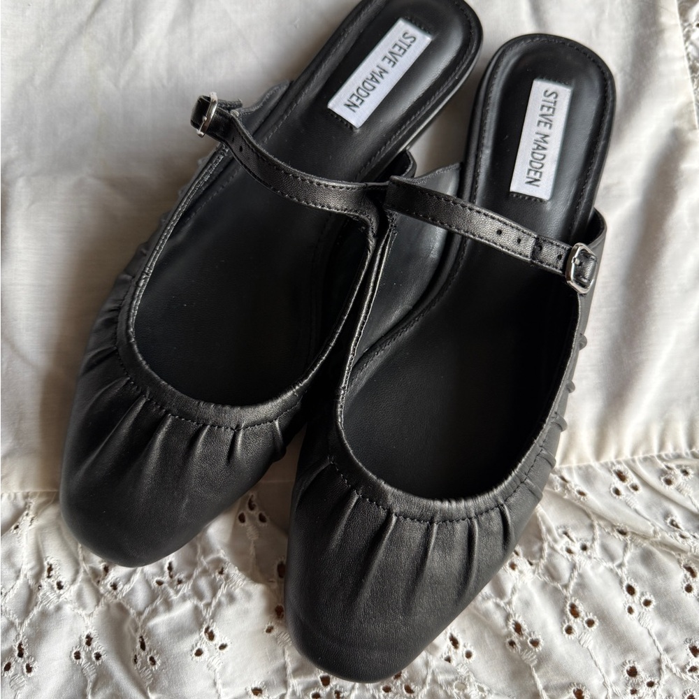 Steve Madden NWOT Black Ballet Flats with Ruched Detailing Basically New